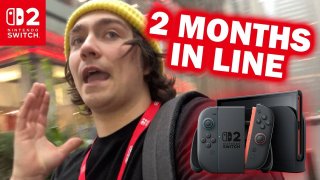Un fan fait la queue pour la Switch 2 avec 60 jours davance