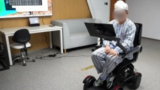 Un jeune de 19 ans joue à Black Myth  Wukong à laide dune interface cerveauordinateur