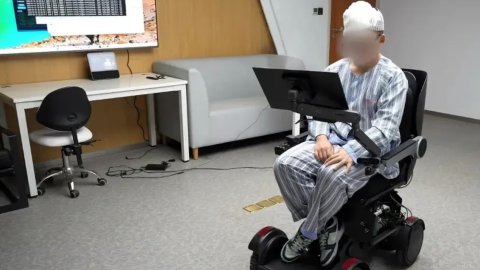 Un jeune de 19 ans joue à Black Myth  Wukong à laide dune interface cerveauordinateur
