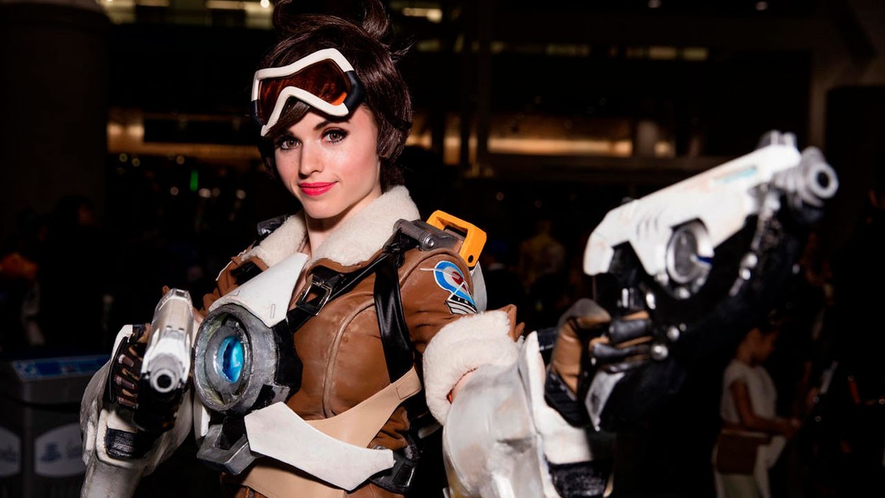 Amouranth in a Tracer cosplay.