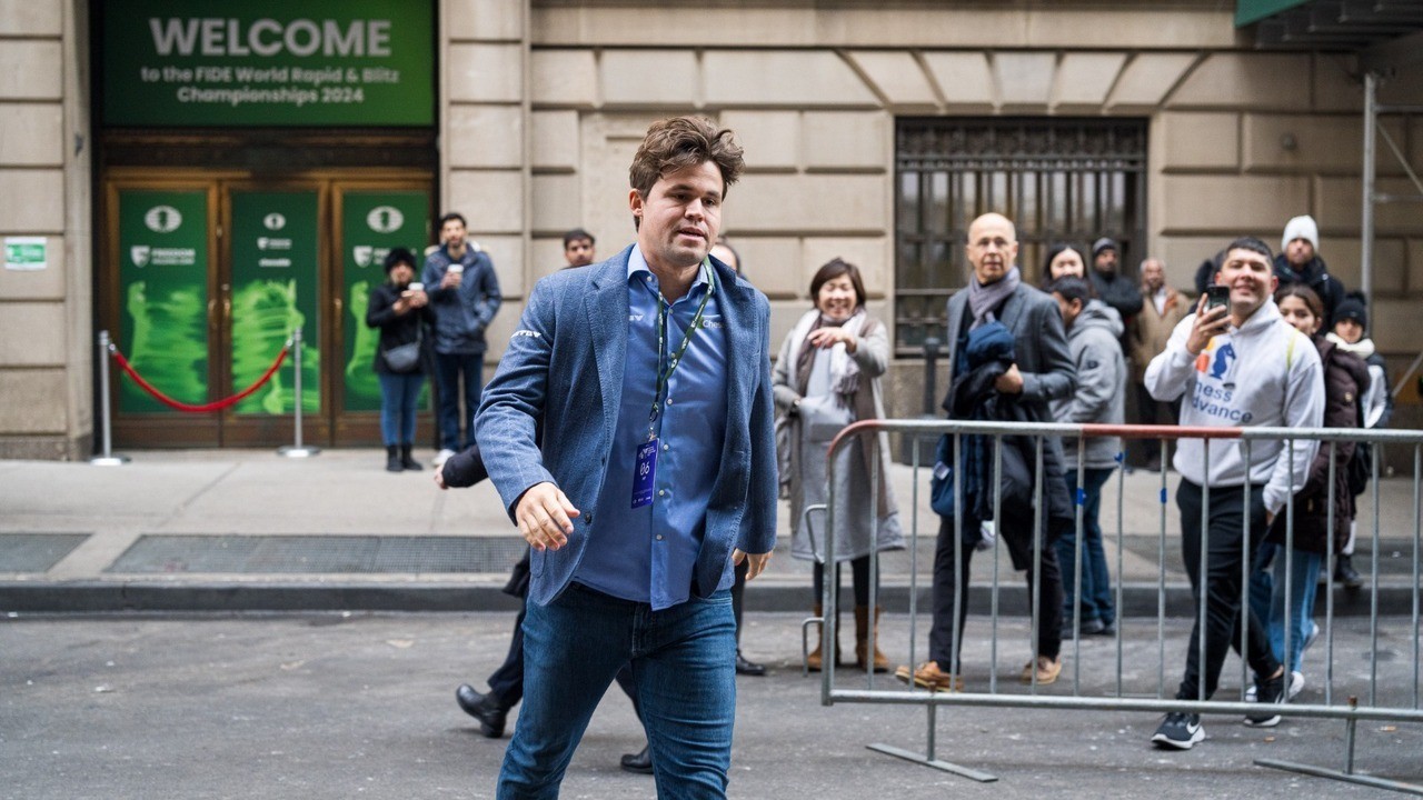 Magnus Carlsen leiloa a calça jeans do escândalo JeansGate para caridade