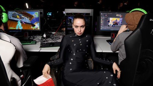 Coperni FW25 les joueurs occupent le devant de la scène dans une fusion audacieuse de la mode et de la culture des jeux vidéo